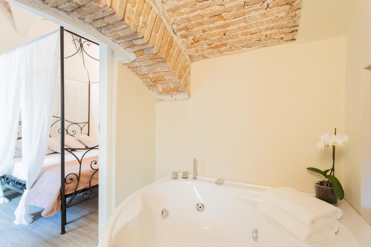 Romantic Escape City Centre With Jacuzzi & Parking By Rent All Комо Экстерьер фото