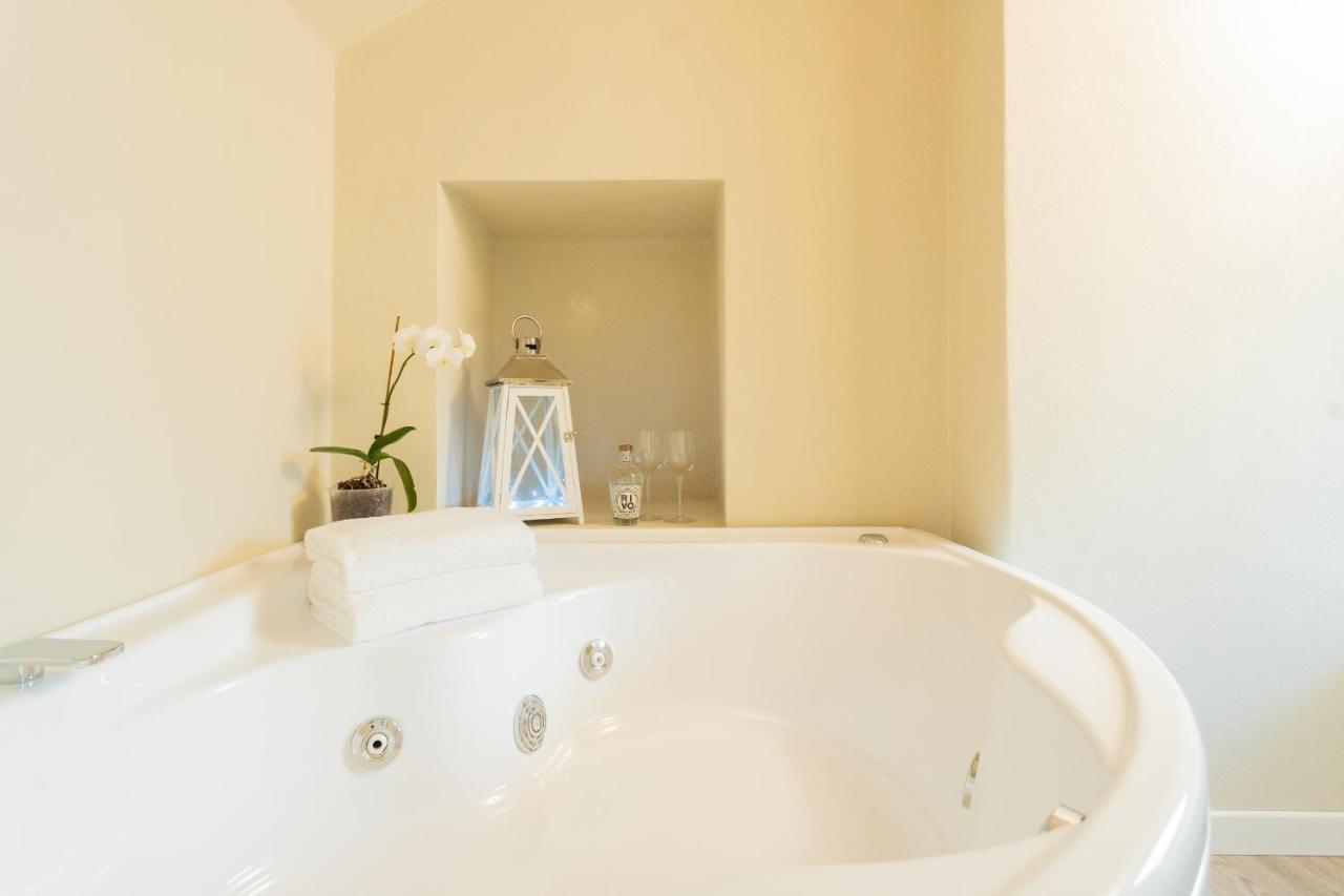 Romantic Escape City Centre With Jacuzzi & Parking By Rent All Комо Экстерьер фото