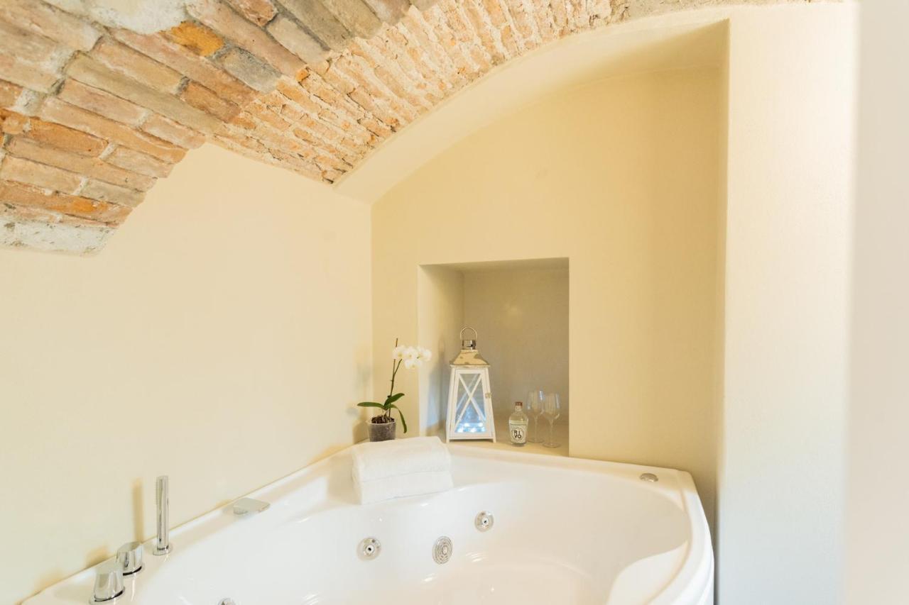 Romantic Escape City Centre With Jacuzzi & Parking By Rent All Комо Экстерьер фото