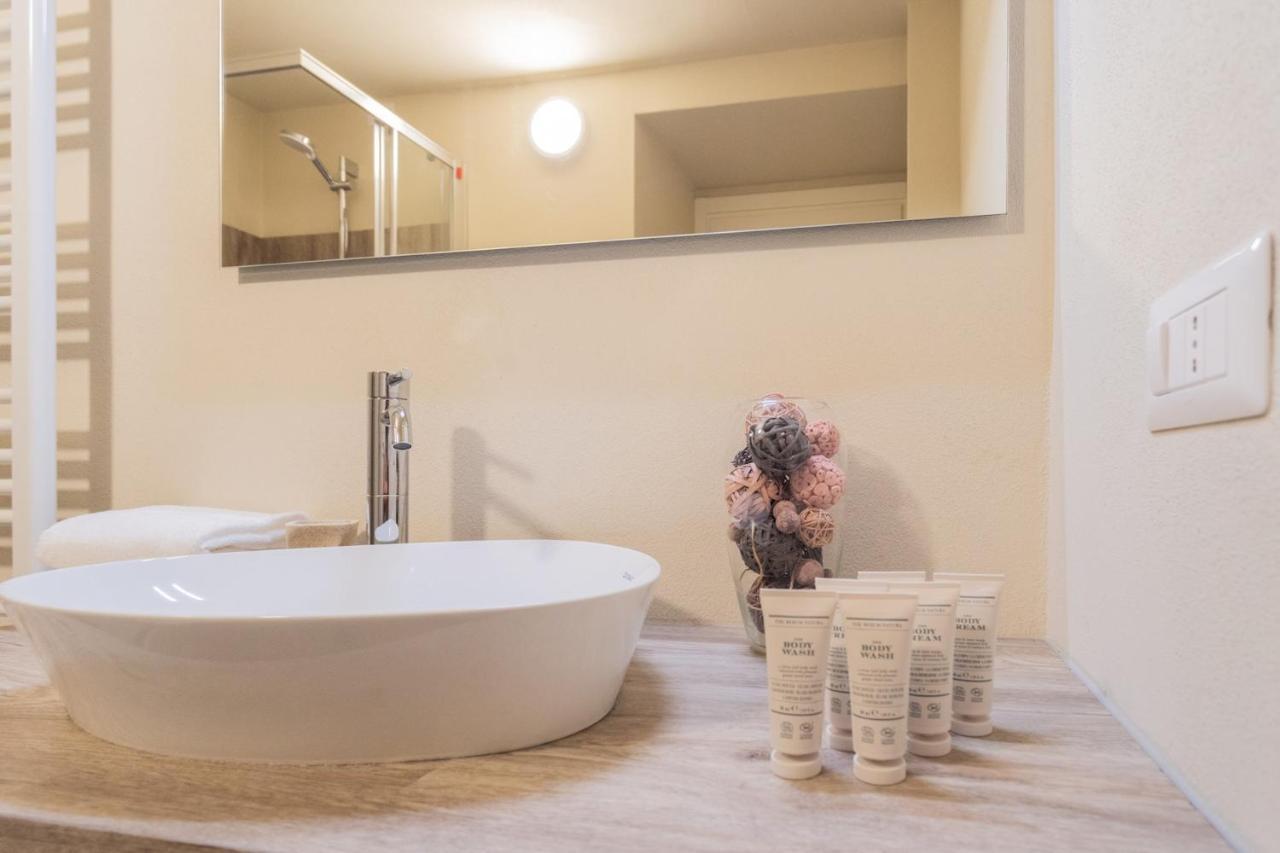 Romantic Escape City Centre With Jacuzzi & Parking By Rent All Комо Экстерьер фото